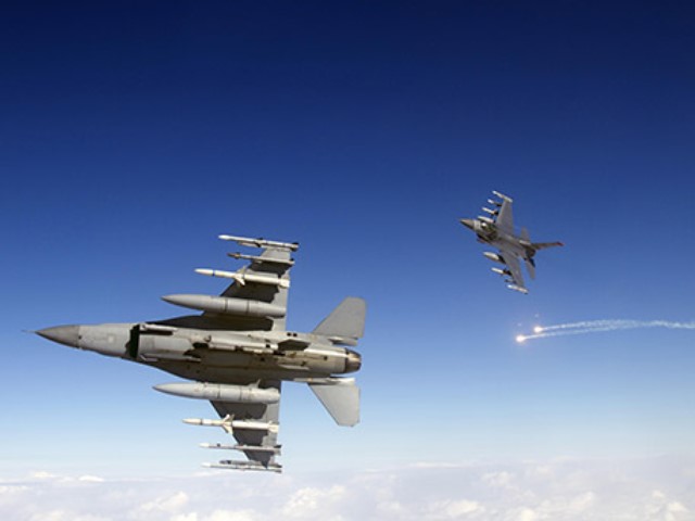 Два реактивных истребителя F-16 столкнулись в США